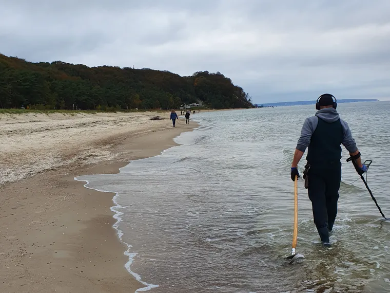 Suche mit Metalldetektor im flachen Ostseewasser